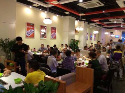 成人抖音下载大全麻辣火鍋店內
